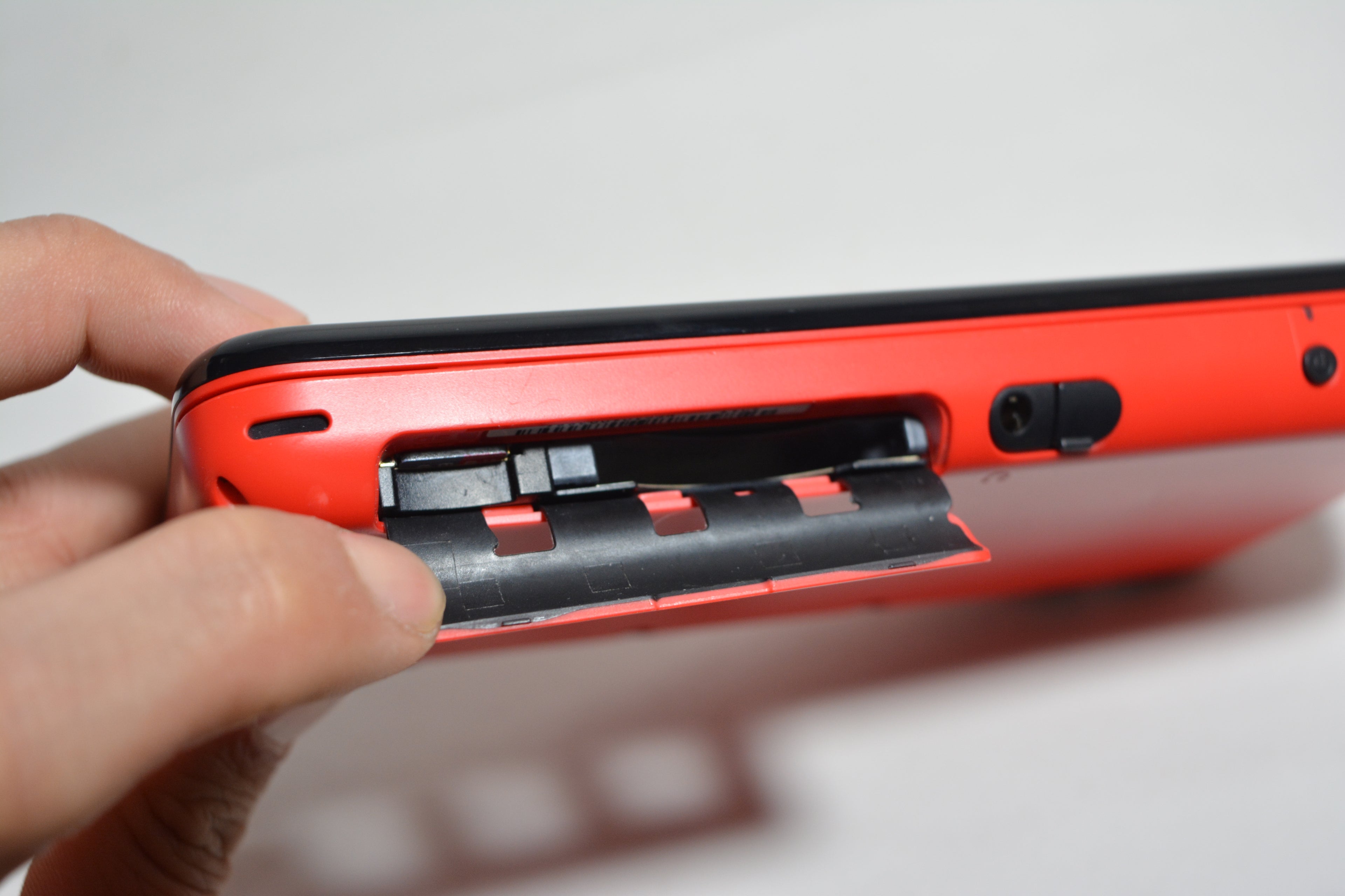 New Nintendo 2DS XL Console Pokeball Edition Pokemon - INKL. MOD 23x Spiele installiert